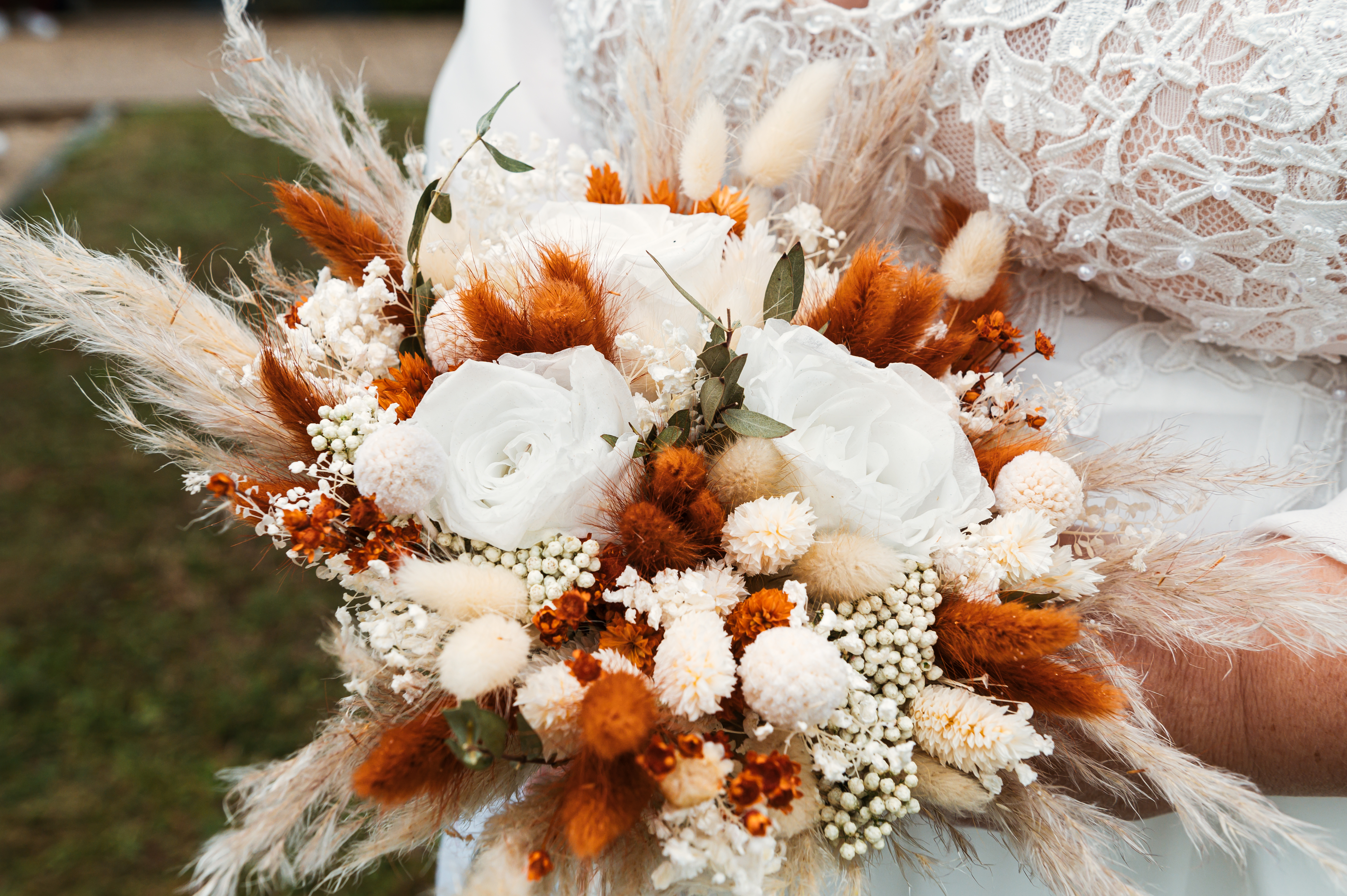 Bouquet de mariée champêtre avec roses blanches, fleures des champs et feuillage, photo prise en Bourgogne, Dijon