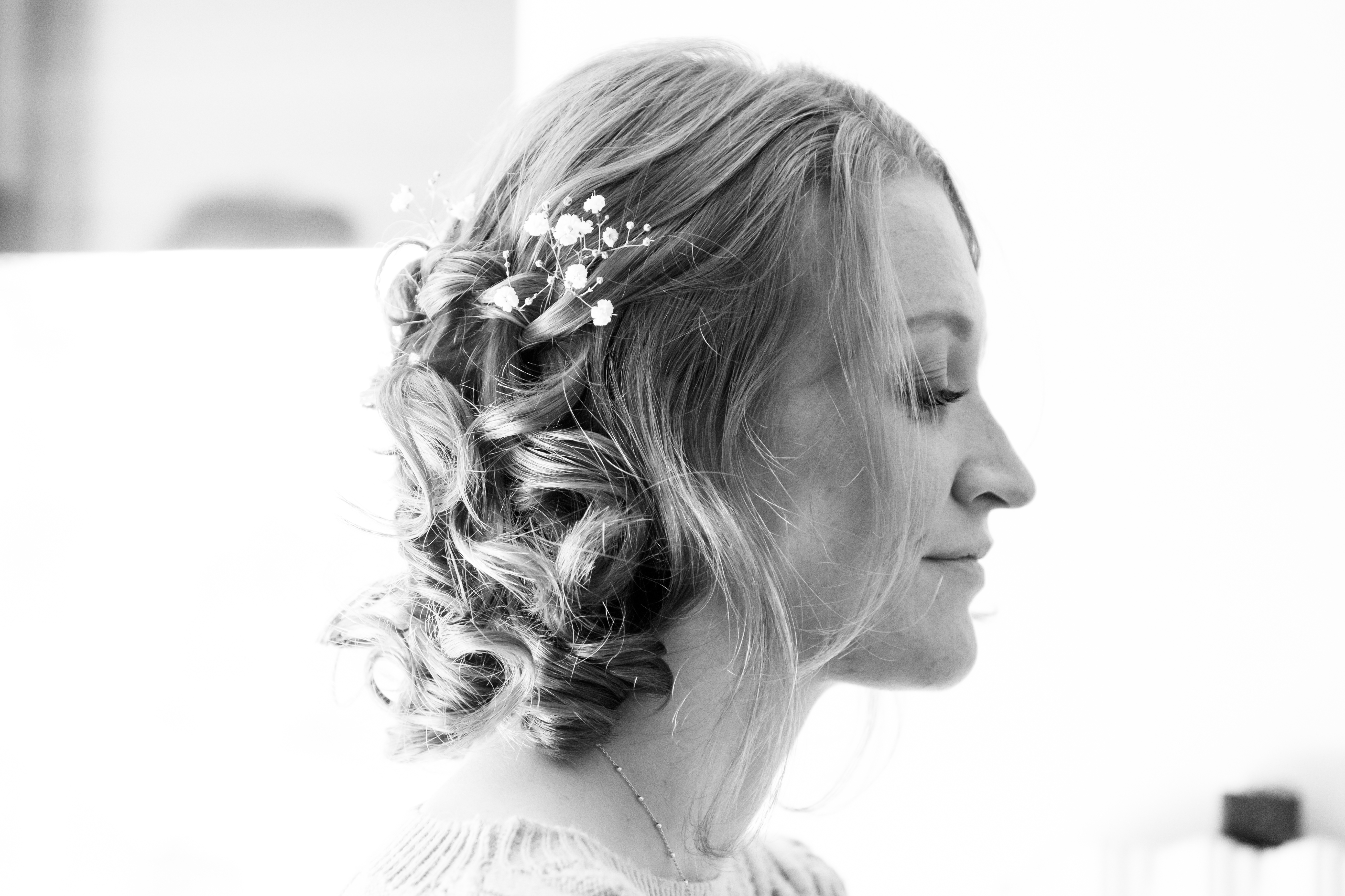 La mariée regarde par la fenêtre, lumière douce du matin à Beaune