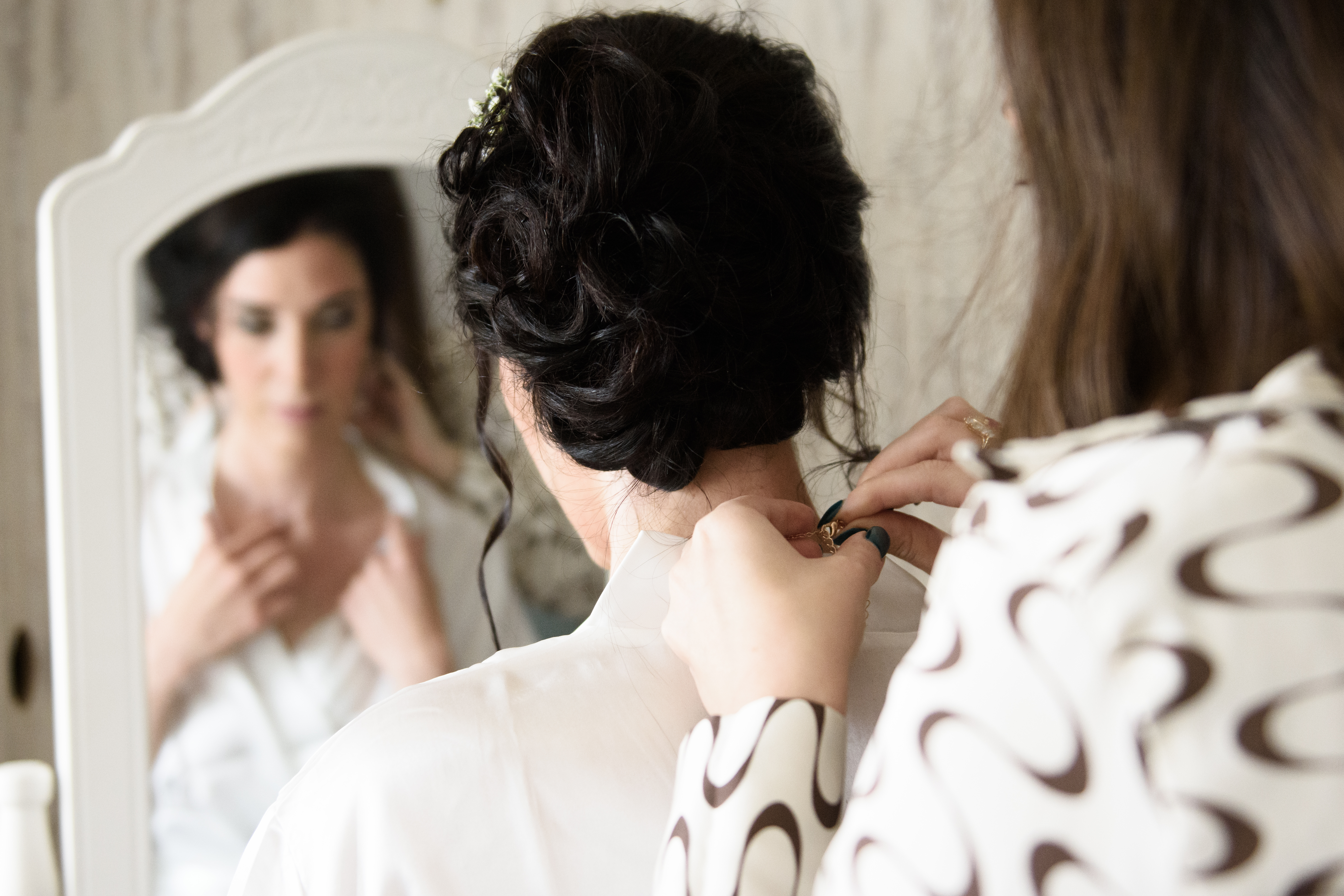 Un moment de bonheur de la mariée et sa demoiselle d'honneur lors de ses préparatifs, pour un beau mariage à Dijon
