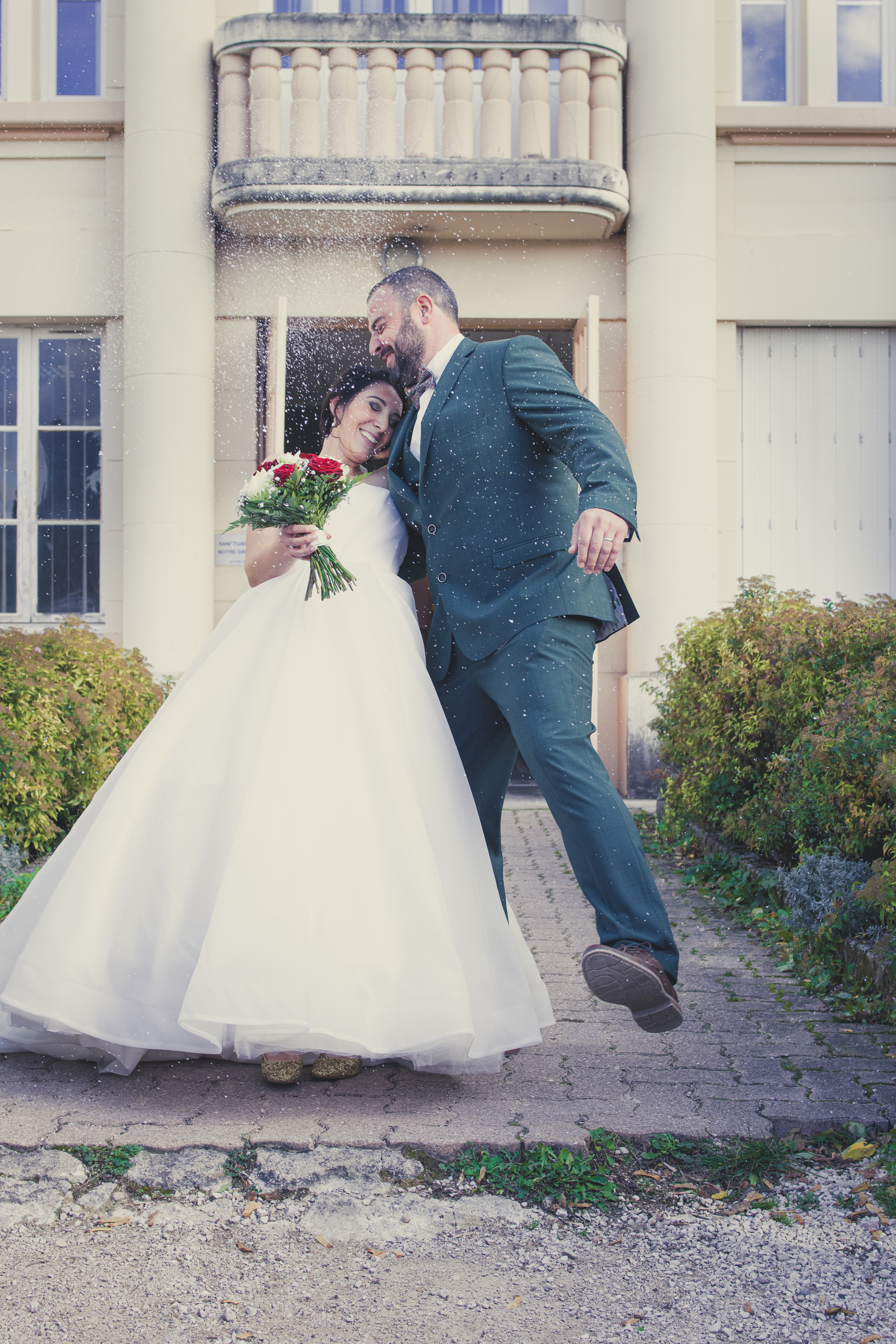 Les jeunes mariés accueillis par leurs invités à la sortie de la mairie en Bourgogne